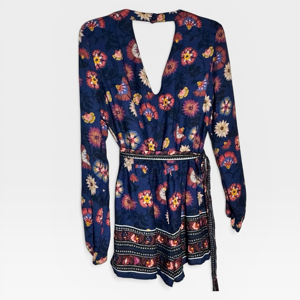 BeBop Navy Floral‎ crossed V-Neck Waist-Tie Romper Sz L
